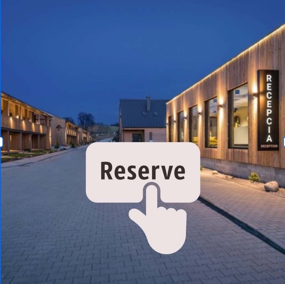 Demänová Rezort vo večernom osvetlení s recepciou a ubytovacími chatkami