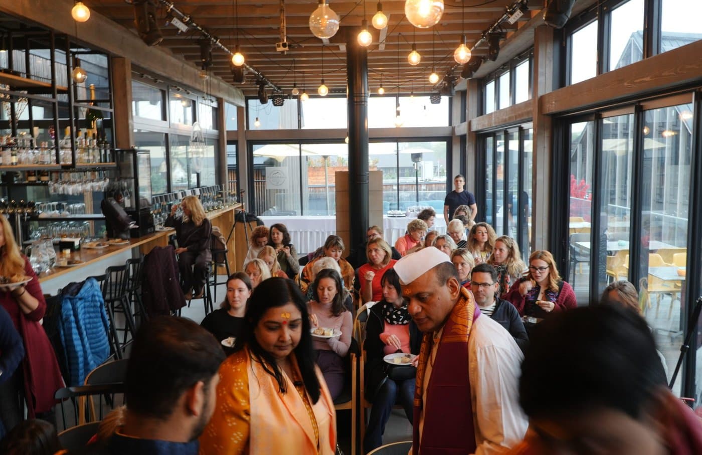 Plný sál na předchozím semináři s Dr. Vikramem Chauhanem na Slovensku