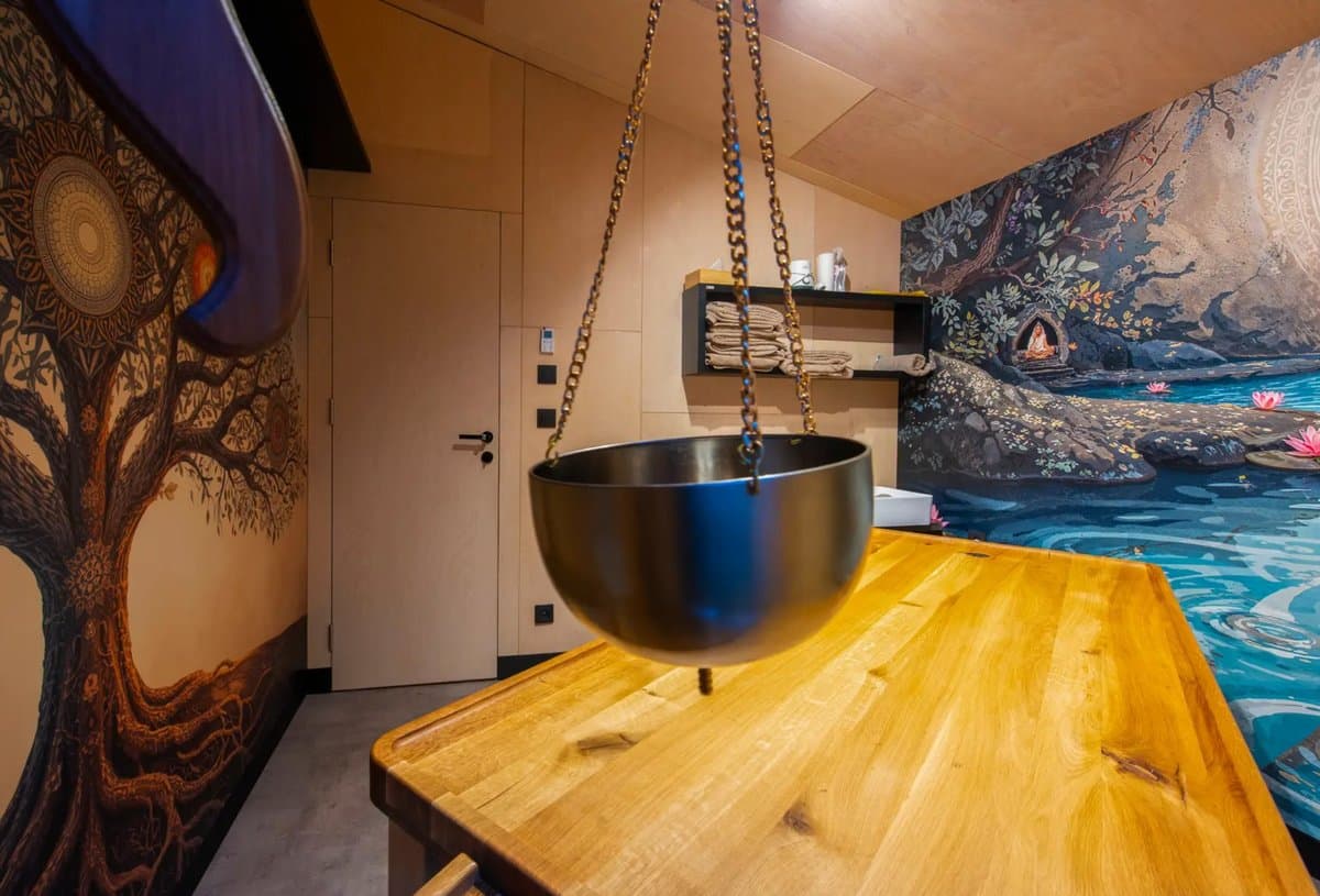 Detail centra Ayurvia s tradičným medeným kotlíkom